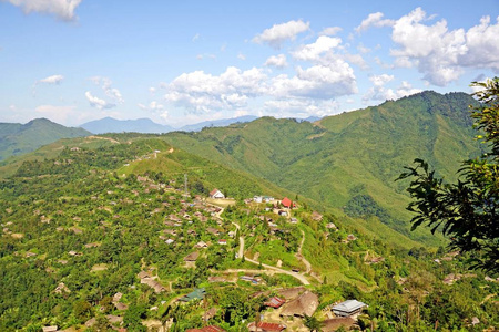 Longwa 位于印度和缅甸之间的山顶上。边界直接穿过村庄, 穿过 Angh, Longwa 的首领的房子。村民有两个国籍, 一