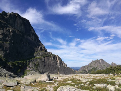 山谷 岩石和森林