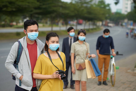 亚洲城市居民因流感爆发而佩戴口罩