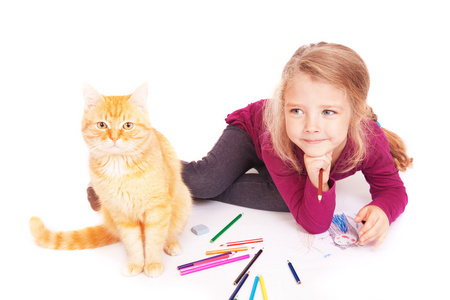 彩色的铅笔与躺在地上的红猫可爱的小女孩
