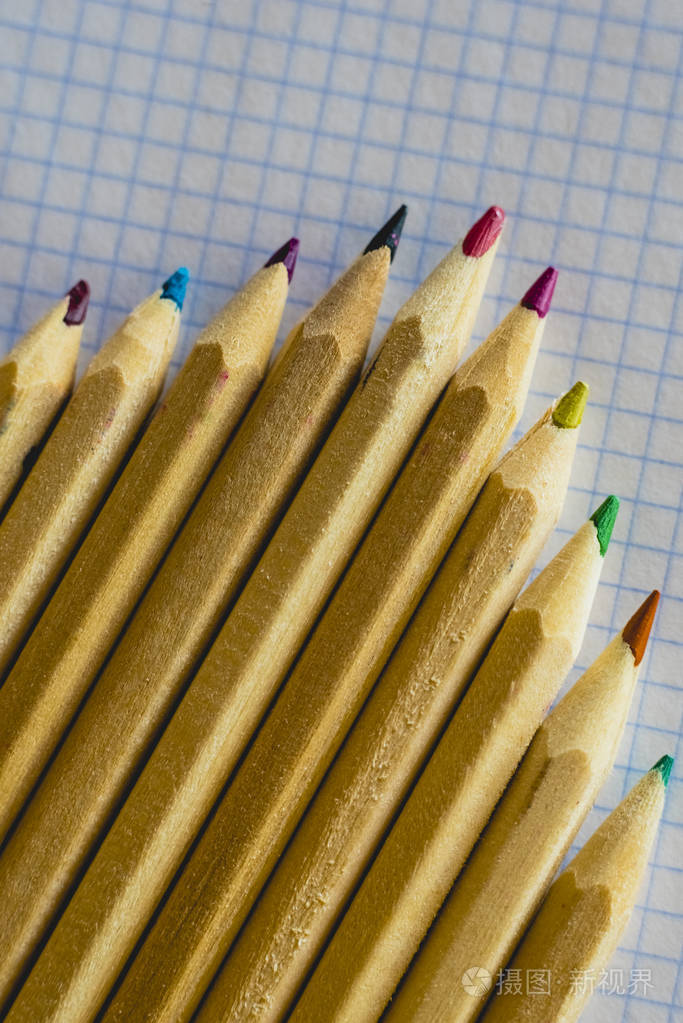 排列在图表纸上的铅笔组