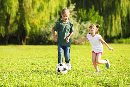 户外踢足球图片