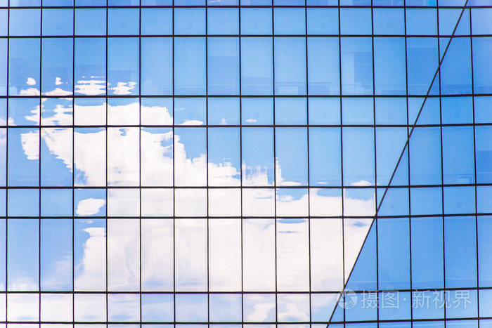 现代办公大楼窗户中云的反射