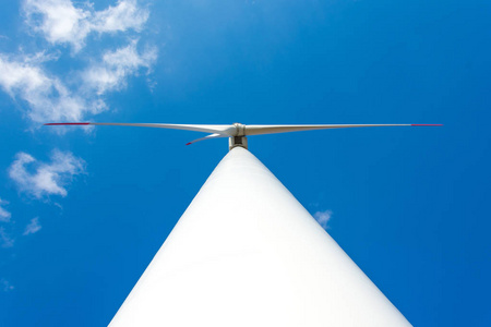 风力发电厂在捷克共和国作为绿色能源的源泉。汽轮机绿色能源的技术理念。可再生风能。风力发电与风力涡轮机在风电场。可持续能源