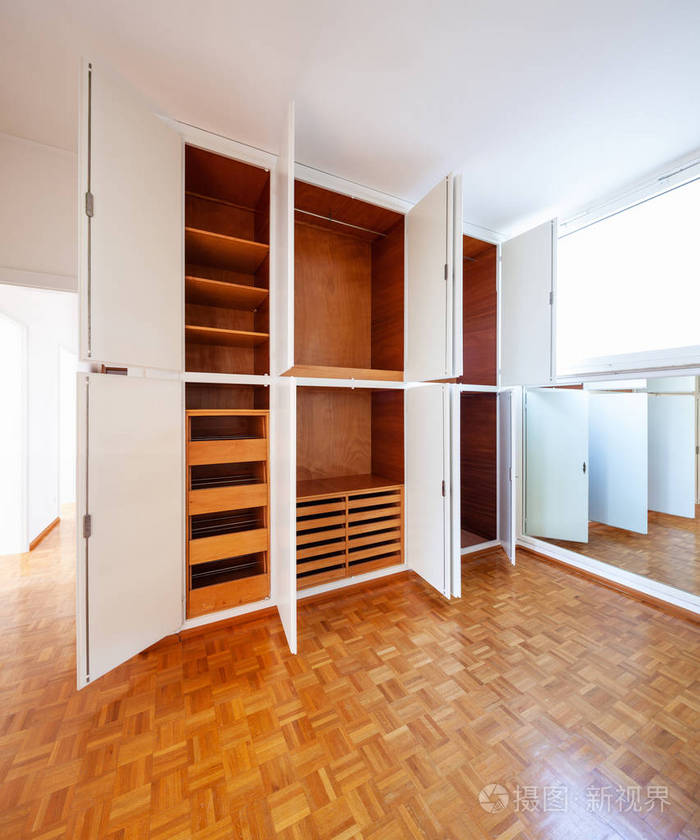 房间里有衣柜, 镶木地板和一面镜子.里面没人