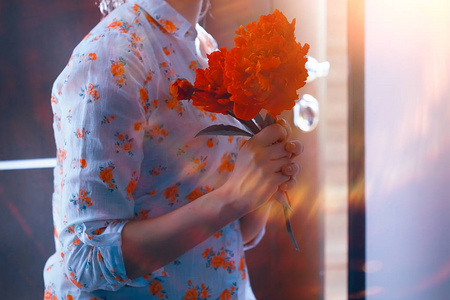 花花束的女人, 给女人的礼物, 春天的花朵