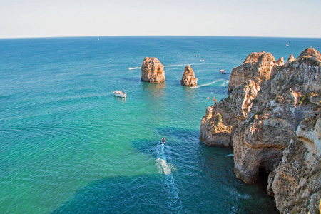 葡萄牙拉各斯彼达迪浦的天然岩石空中飞行