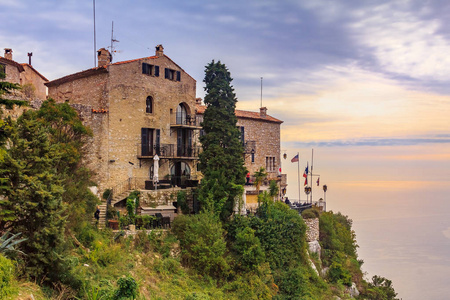 法国南部 Eze 村风景如画的中世纪城市, 俯瞰地中海的旧石器建筑