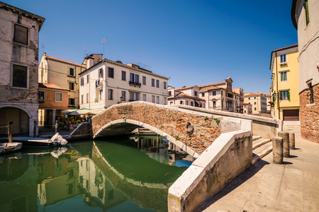 基奥贾，威尼斯，意大利的一条运河的典型大桥