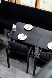 餐厅和咖啡厅餐桌上有勺子和叉子的盘子