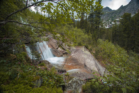 山瀑布。非常美丽的风景与山瀑布和纯净的山河