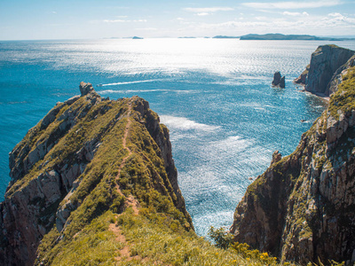 美丽的岩石悬崖和蓝色的海景色