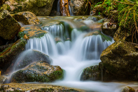 小 watrfall 在山溪上