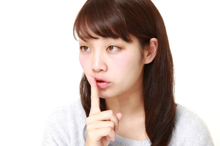 日本年轻女性蒙山沉默手势