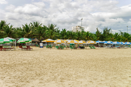 棕榈收容所和人们在岘港的中国海滩