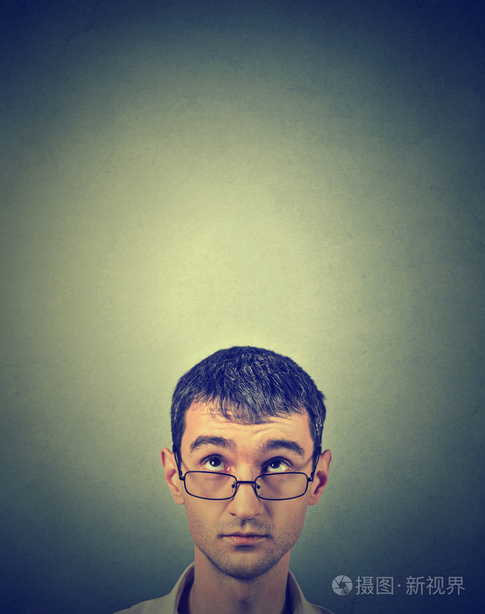 特写肖像沉思年轻人抬头