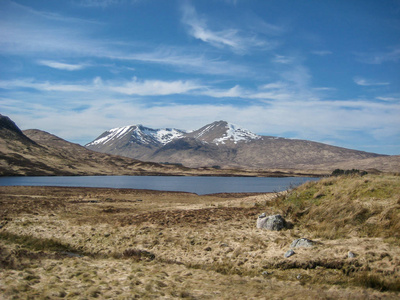 高原 Scotland 山景观与湖泊背景蓝色多云的天空