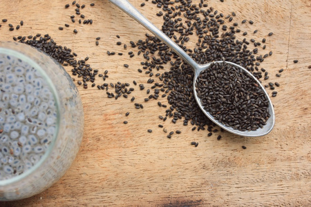 以新鲜的罗勒种子照片