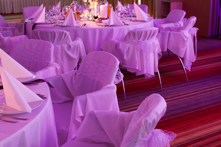 婚礼地点的紫色光芒