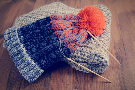 织针与羊毛制的帽子。冬天布 handemade