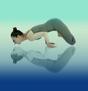 年轻女孩表演不同的瑜伽姿势, 在白色背景上灵活漂亮的模特.