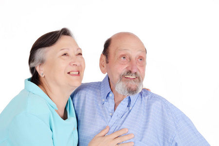 幸福的老年夫妇的肖像看着相机。孤立的白色背景