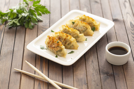 煎饺子, 配酱汁。亚洲美食