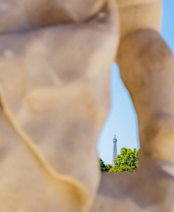 从远处的埃菲尔铁塔的卢森堡花园看一尊雕像