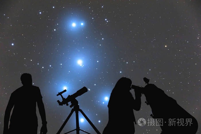一对夫妇用望远镜看星星.我的天文学工作