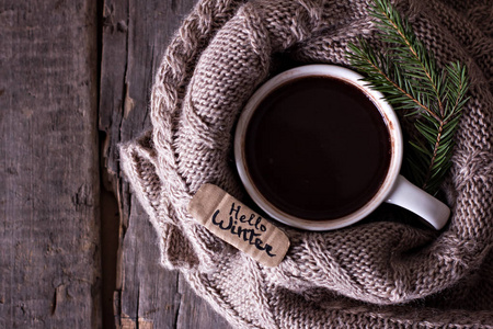 咖啡 热可可 热巧克力 锥 舒适针织的毛毯。冬季，新的一年，圣诞节静物
