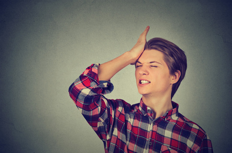 心惊肉跳愚蠢的年轻人,拍头有手咄时刻照片