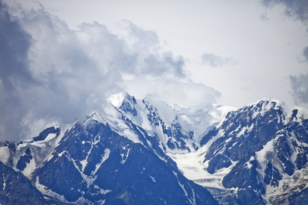 阿尔泰山脉的雪的山峰