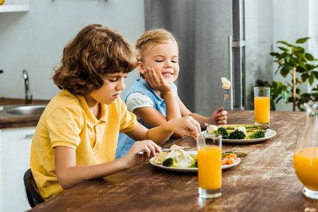 孩子们一起吃健康的蔬菜和喝果汁