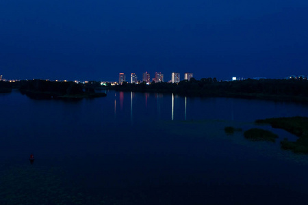 夜城市在河