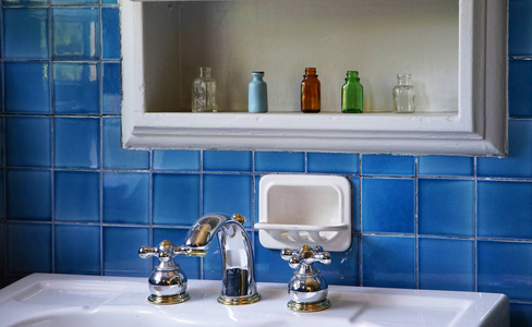 蓝色瓷砖墙上洗手间的景色图片