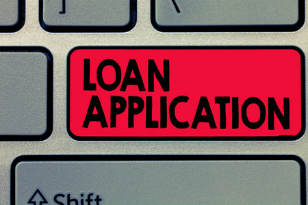 书写显示贷款申请的说明。提供借款人财务信息的商业照片展示文档