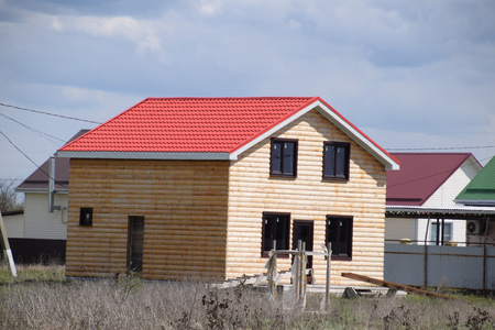 金属薄板制屋顶的房子