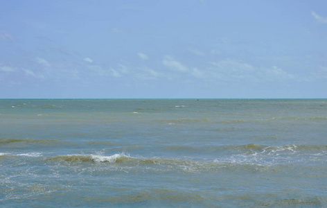 阳光明媚的海洋与海水的景观