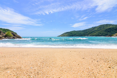 美丽的波浪在海滩, 清澈的水, 白色的沙子在您的假日在安达曼海普吉岛泰国