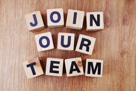 加入我们的团队文本字母字母在木质背景上照片