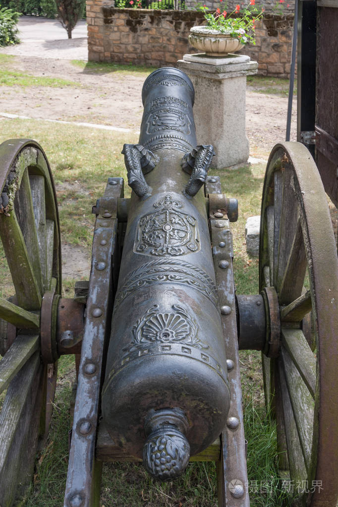 老古色古香的大炮与许多装饰, 徽章和美丽的把柄