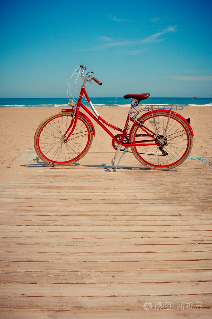 复古红色自行车上美丽的海滩背景