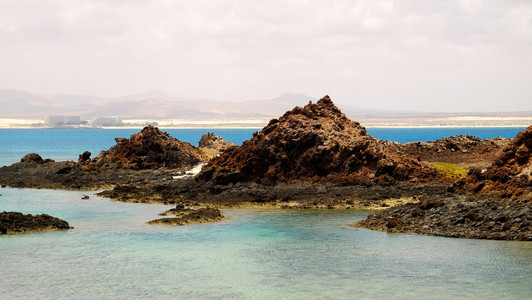环礁湖和火山岩石上岛罗伯士图片