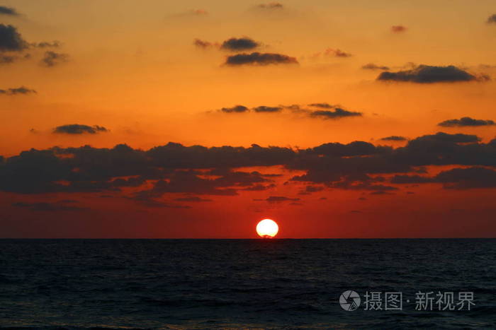 太阳在地中海的地平线上落下, 结束了一天.