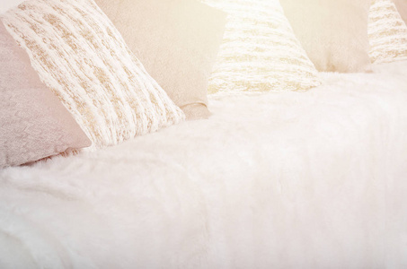 许多枕头躺在沙发上, 上面盖着一个大的毛绒面纱。