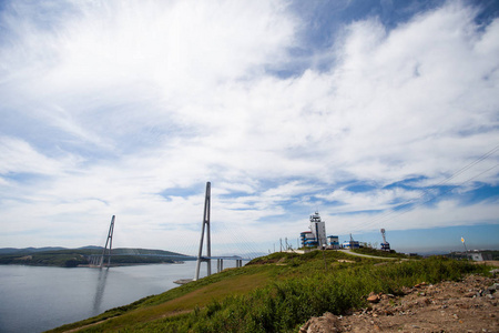 惊人的放大鸟瞰的俄国大桥, 世界上最长的斜拉桥, 和俄国 俄罗斯 岛在彼得大海湾在日本海。日出.海参崴 俄罗斯