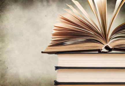 背景的老式书籍栈照片