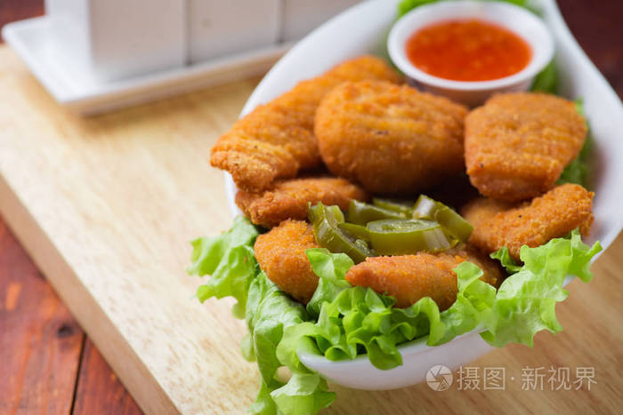 美味鸡肉块配墨西哥胡椒和番茄酱