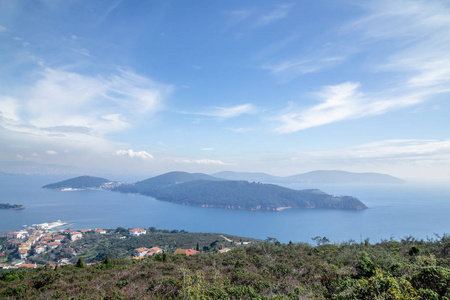 Burgazada 的空中景观观是位于土耳其伊斯坦布尔附近的马尔马拉海的第三大王子群岛. 2015年2月28日