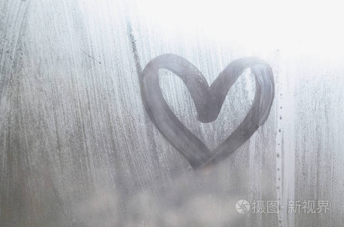 在雨天迷离玻璃上用手指画的心形图画
